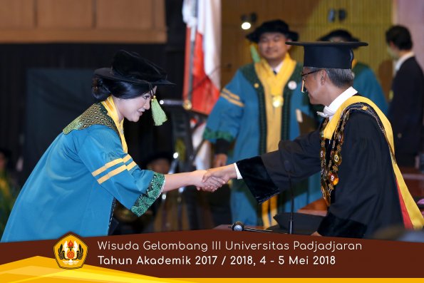Wisuda Unpad Gel I I I TA 2017-2018  Fakultas Kedokteran oleh Rektor 060 by ( PAPYRUS PHOTO)