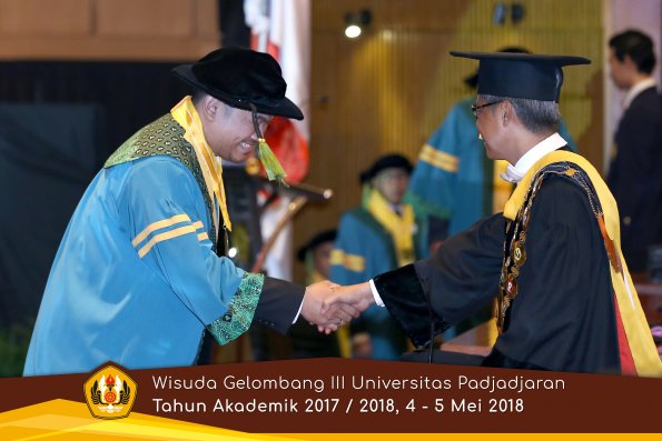 Wisuda Unpad Gel I I I TA 2017-2018  Fakultas Kedokteran oleh Rektor 061 by ( PAPYRUS PHOTO)