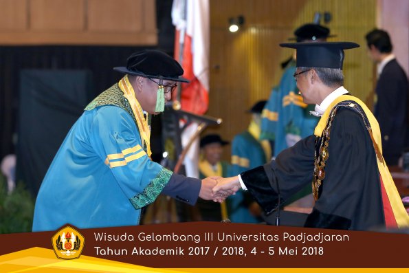 Wisuda Unpad Gel I I I TA 2017-2018  Fakultas Kedokteran oleh Rektor 062 by ( PAPYRUS PHOTO)