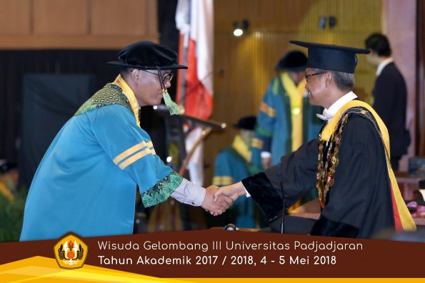 Wisuda Unpad Gel I I I TA 2017-2018  Fakultas Kedokteran oleh Rektor 063 by ( PAPYRUS PHOTO)