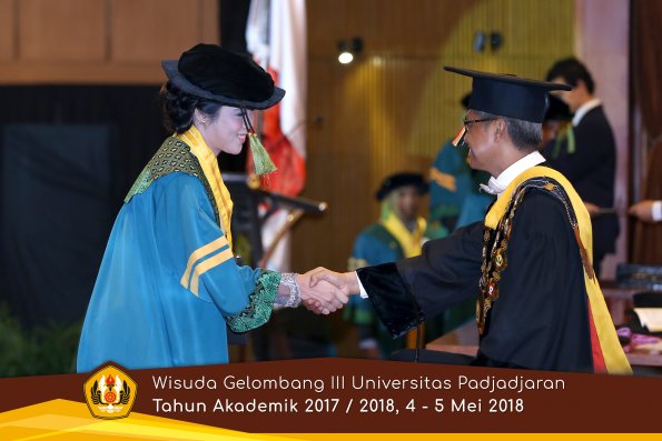 Wisuda Unpad Gel I I I TA 2017-2018  Fakultas Kedokteran oleh Rektor 067 by ( PAPYRUS PHOTO)