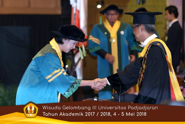 Wisuda Unpad Gel I I I TA 2017-2018  Fakultas Kedokteran oleh Rektor 068 by ( PAPYRUS PHOTO)
