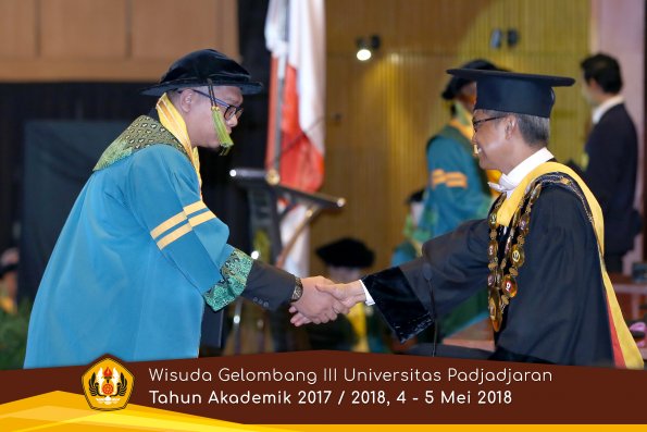 Wisuda Unpad Gel I I I TA 2017-2018  Fakultas Kedokteran oleh Rektor 069 by ( PAPYRUS PHOTO)