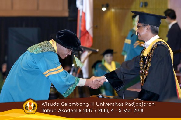 Wisuda Unpad Gel I I I TA 2017-2018  Fakultas Kedokteran oleh Rektor 070 by ( PAPYRUS PHOTO)