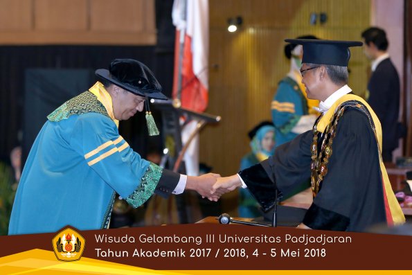 Wisuda Unpad Gel I I I TA 2017-2018  Fakultas Kedokteran oleh Rektor 071 by ( PAPYRUS PHOTO)