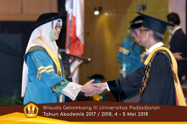 Wisuda Unpad Gel I I I TA 2017-2018  Fakultas Kedokteran oleh Rektor 072 by ( PAPYRUS PHOTO)