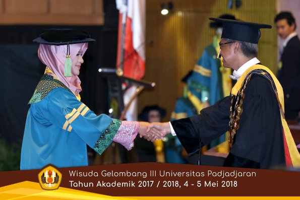 Wisuda Unpad Gel I I I TA 2017-2018  Fakultas Kedokteran oleh Rektor 073 by ( PAPYRUS PHOTO)