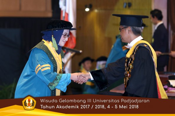 Wisuda Unpad Gel I I I TA 2017-2018  Fakultas Kedokteran oleh Rektor 077 by ( PAPYRUS PHOTO)