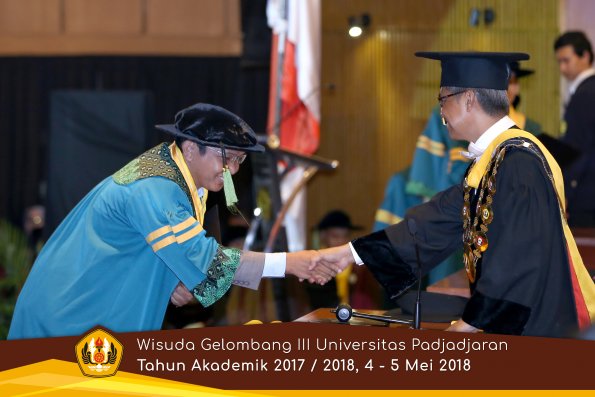 Wisuda Unpad Gel I I I TA 2017-2018  Fakultas Kedokteran oleh Rektor 078 by ( PAPYRUS PHOTO)