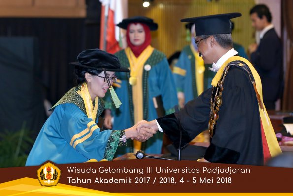 Wisuda Unpad Gel I I I TA 2017-2018  Fakultas Kedokteran oleh Rektor 079 by ( PAPYRUS PHOTO)