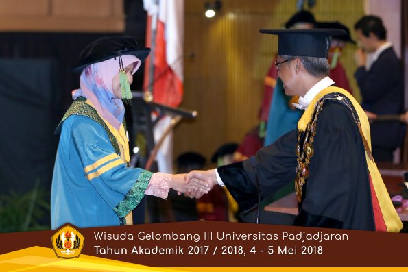 Wisuda Unpad Gel I I I TA 2017-2018  Fakultas Kedokteran oleh Rektor 081 by ( PAPYRUS PHOTO)