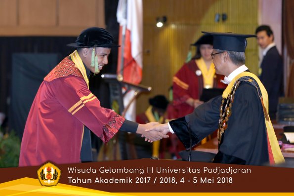 Wisuda Unpad Gel I I I TA 2017-2018  Fakultas Kedokteran oleh Rektor 083 by ( PAPYRUS PHOTO)