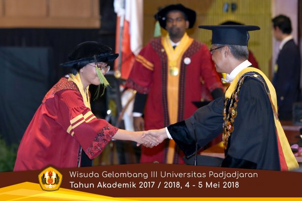 Wisuda Unpad Gel I I I TA 2017-2018  Fakultas Kedokteran oleh Rektor 085 by ( PAPYRUS PHOTO)