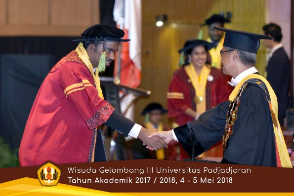 Wisuda Unpad Gel I I I TA 2017-2018  Fakultas Kedokteran oleh Rektor 086 by ( PAPYRUS PHOTO)