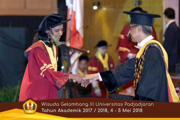 Wisuda Unpad Gel I I I TA 2017-2018  Fakultas Kedokteran oleh Rektor 089 by ( PAPYRUS PHOTO)