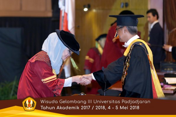 Wisuda Unpad Gel I I I TA 2017-2018  Fakultas Kedokteran oleh Rektor 090 by ( PAPYRUS PHOTO)