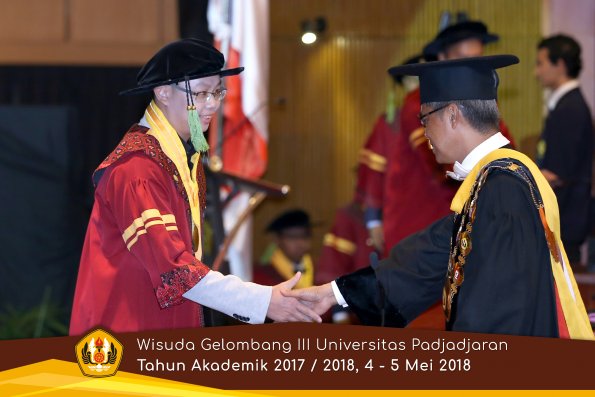 Wisuda Unpad Gel I I I TA 2017-2018  Fakultas Kedokteran oleh Rektor 093 by ( PAPYRUS PHOTO)