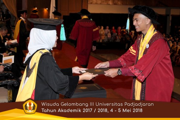 Wisuda Unpad Gel I I I TA 2017-2018  Fakultas Farmasi  oleh Dekan 049 by ( PAPYRUS PHOTO)