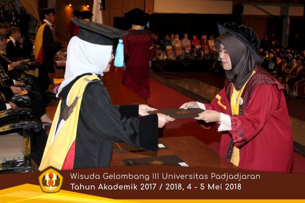 Wisuda Unpad Gel I I I TA 2017-2018  Fakultas Farmasi  oleh Dekan 181 by ( PAPYRUS PHOTO)