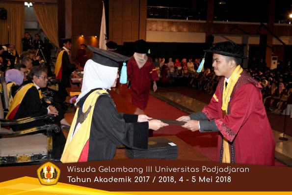 Wisuda Unpad Gel I I I TA 2017-2018  Fakultas Farmasi  oleh Dekan 189 by ( PAPYRUS PHOTO)