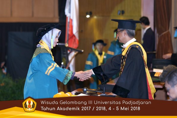 Wisuda Unpad Gel I I I TA 2017-2018  Fakultas Farmasi  oleh Rektor 005  by ( PAPYRUS PHOTO)