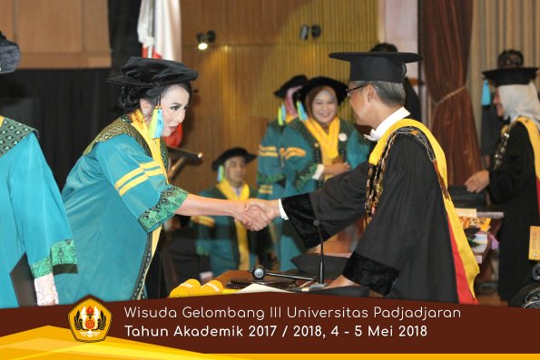 Wisuda Unpad Gel I I I TA 2017-2018  Fakultas Farmasi  oleh Rektor 015  by ( PAPYRUS PHOTO)