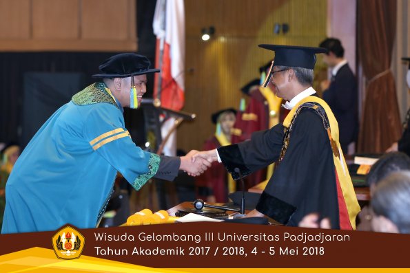 Wisuda Unpad Gel I I I TA 2017-2018  Fakultas Farmasi  oleh Rektor 032  by ( PAPYRUS PHOTO)