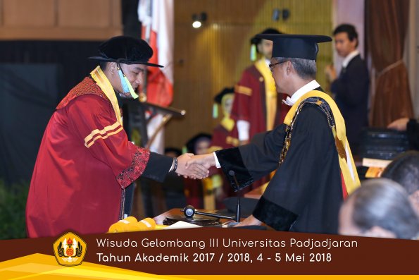 Wisuda Unpad Gel I I I TA 2017-2018  Fakultas Farmasi  oleh Rektor 038  by ( PAPYRUS PHOTO)