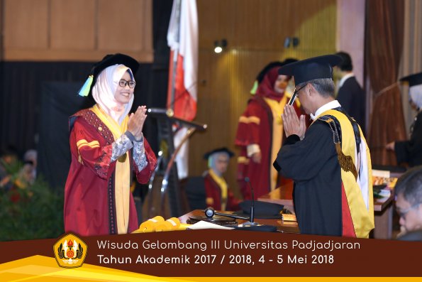 Wisuda Unpad Gel I I I TA 2017-2018  Fakultas Farmasi  oleh Rektor 089  by ( PAPYRUS PHOTO)