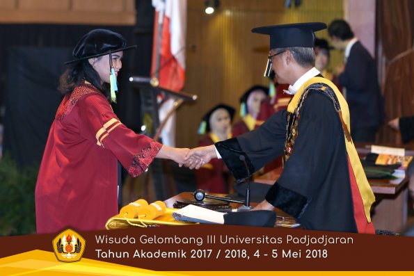 Wisuda Unpad Gel I I I TA 2017-2018  Fakultas Farmasi  oleh Rektor 094  by ( PAPYRUS PHOTO)