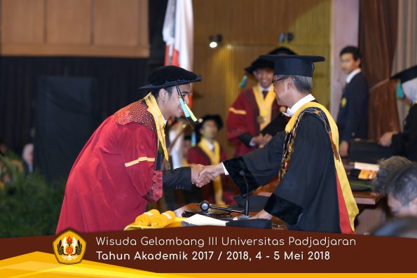 Wisuda Unpad Gel I I I TA 2017-2018  Fakultas Farmasi  oleh Rektor 151  by ( PAPYRUS PHOTO)