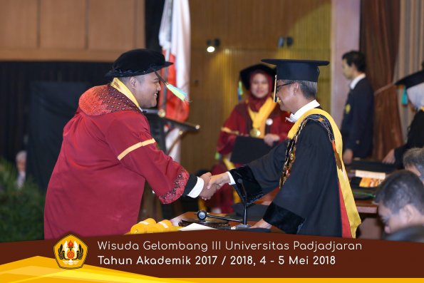 Wisuda Unpad Gel I I I TA 2017-2018  Fakultas Farmasi  oleh Rektor 167  by ( PAPYRUS PHOTO)