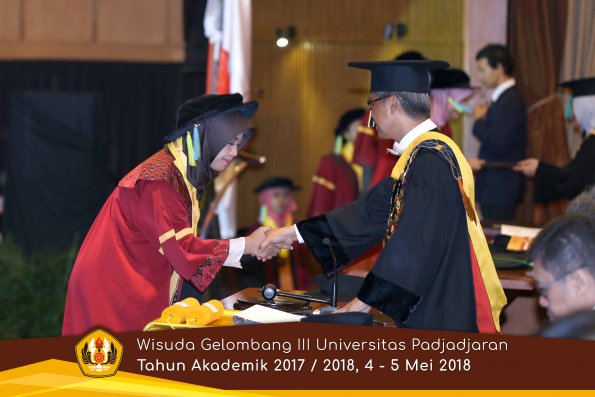 Wisuda Unpad Gel I I I TA 2017-2018  Fakultas Farmasi  oleh Rektor 181  by ( PAPYRUS PHOTO)