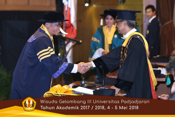 Wisuda Unpad Gel I I I TA 2017-2018  Sekolah Pascasarjana oleh Rektor 001  by ( PAPYRUS PHOTO)