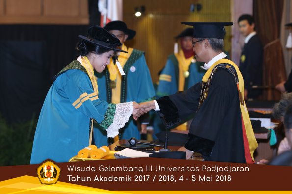 Wisuda Unpad Gel I I I TA 2017-2018  Sekolah Pascasarjana oleh Rektor 002  by ( PAPYRUS PHOTO)