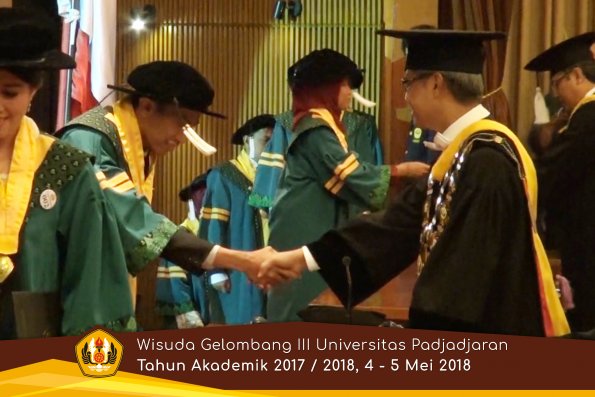 Wisuda Unpad Gel I I I TA 2017-2018  Sekolah Pascasarjana oleh Rektor 003  by ( PAPYRUS PHOTO)