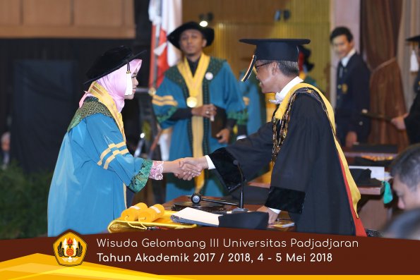 Wisuda Unpad Gel I I I TA 2017-2018  Sekolah Pascasarjana oleh Rektor 005  by ( PAPYRUS PHOTO)