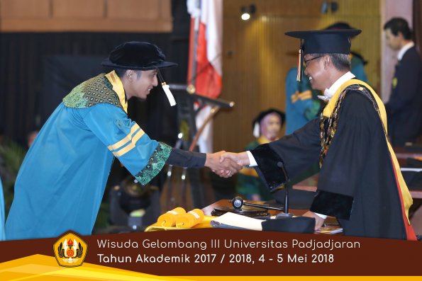 Wisuda Unpad Gel I I I TA 2017-2018  Sekolah Pascasarjana oleh Rektor 006  by ( PAPYRUS PHOTO)
