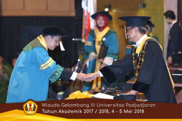 Wisuda Unpad Gel I I I TA 2017-2018  Sekolah Pascasarjana oleh Rektor 007  by ( PAPYRUS PHOTO)