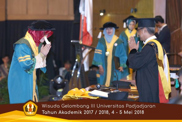 Wisuda Unpad Gel I I I TA 2017-2018  Sekolah Pascasarjana oleh Rektor 008  by ( PAPYRUS PHOTO)