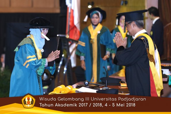 Wisuda Unpad Gel I I I TA 2017-2018  Sekolah Pascasarjana oleh Rektor 009  by ( PAPYRUS PHOTO)