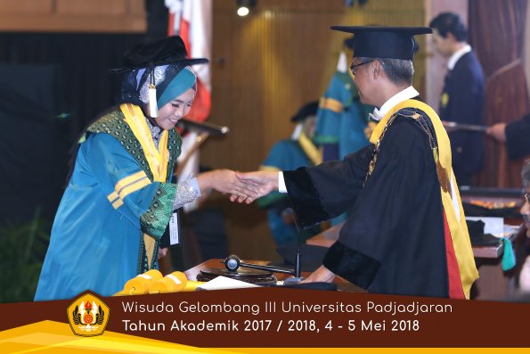 Wisuda Unpad Gel I I I TA 2017-2018  Sekolah Pascasarjana oleh Rektor 010  by ( PAPYRUS PHOTO)
