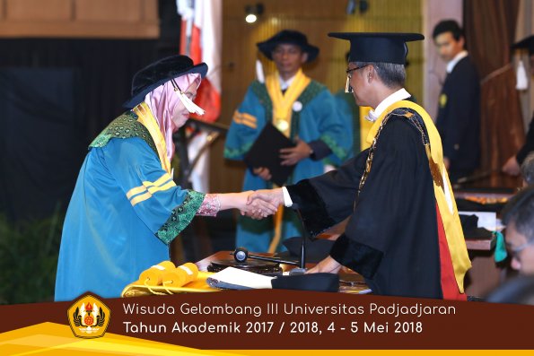 Wisuda Unpad Gel I I I TA 2017-2018  Sekolah Pascasarjana oleh Rektor 011  by ( PAPYRUS PHOTO)