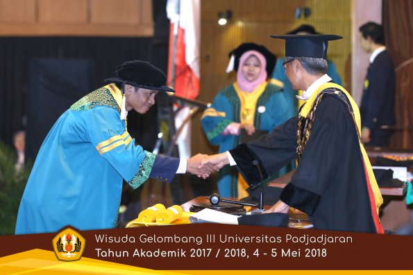 Wisuda Unpad Gel I I I TA 2017-2018  Sekolah Pascasarjana oleh Rektor 012  by ( PAPYRUS PHOTO)