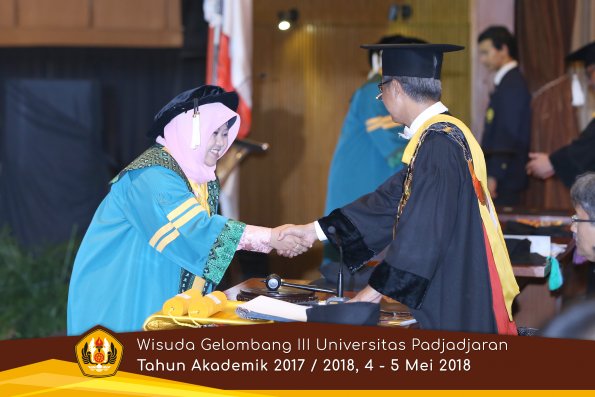 Wisuda Unpad Gel I I I TA 2017-2018  Sekolah Pascasarjana oleh Rektor 013  by ( PAPYRUS PHOTO)