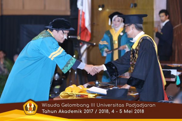 Wisuda Unpad Gel I I I TA 2017-2018  Sekolah Pascasarjana oleh Rektor 014  by ( PAPYRUS PHOTO)
