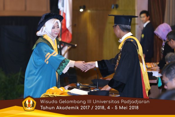 Wisuda Unpad Gel I I I TA 2017-2018  Sekolah Pascasarjana oleh Rektor 015  by ( PAPYRUS PHOTO)