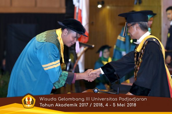 Wisuda Unpad Gel I I I TA 2017-2018  Fak Kedokteran Gigi  oleh Rektor  003  by ( PAPYRUS PHOTO)
