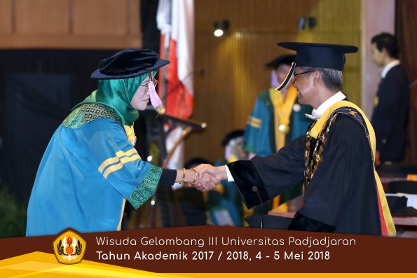 Wisuda Unpad Gel I I I TA 2017-2018  Fak Kedokteran Gigi  oleh Rektor  008  by ( PAPYRUS PHOTO)