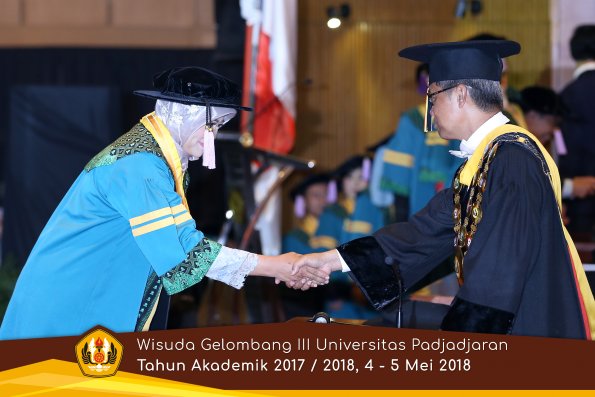 Wisuda Unpad Gel I I I TA 2017-2018  Fak Kedokteran Gigi  oleh Rektor  012  by ( PAPYRUS PHOTO)